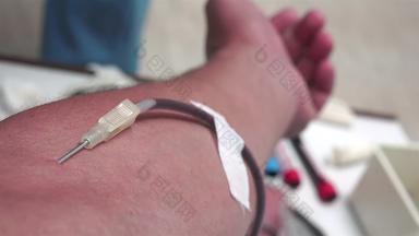 血捐赠捐赠输血关闭手臂业务男人。接收血医院医疗保健慈善机构